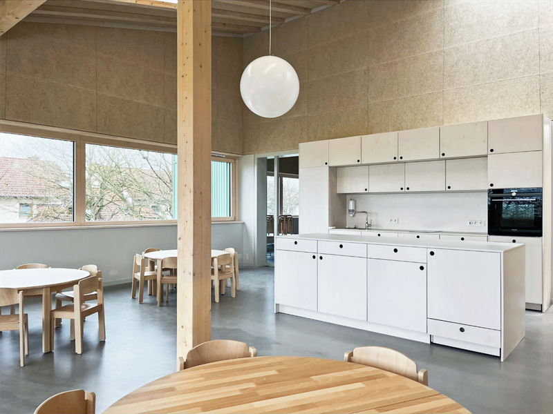 Neubau von zwei Kindergärten in Edermünde. Kindercafeteria mit Kinderküche gefertigt aus Birke Multiplex, Oberfläche weiß lasiert.