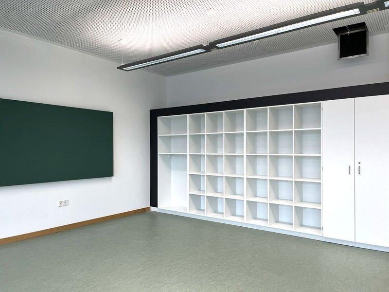 Marie-Curie-Schule Ronnenberg
Die Einbauschränke sind mit verschließbaren Schränken und offenen Regalen ausgestattet.