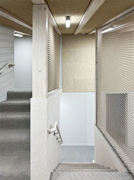 Neubau von zwei Kindergärten in Edermünde. Spielebene mit Treppenaufgang. Absturzsicherung mit Fangnetzen. Wandverkleidungen aus Birke Multiplex, Oberfläche weiß lasiert.