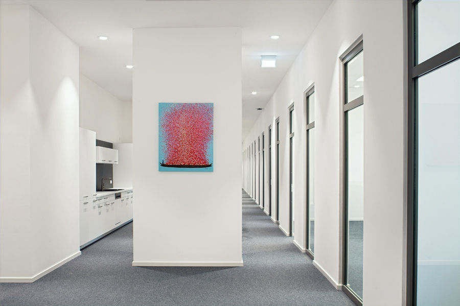 WDT Garbsen - Umbau und Erweiterung Verpackungsbereich.
Im Zuge des Umbaus des ehemaligen Bereichs der Kommissionierung zu Büroflächen brachten wir die Innentürelemente für die Abtrennung von Büro zu Flur.