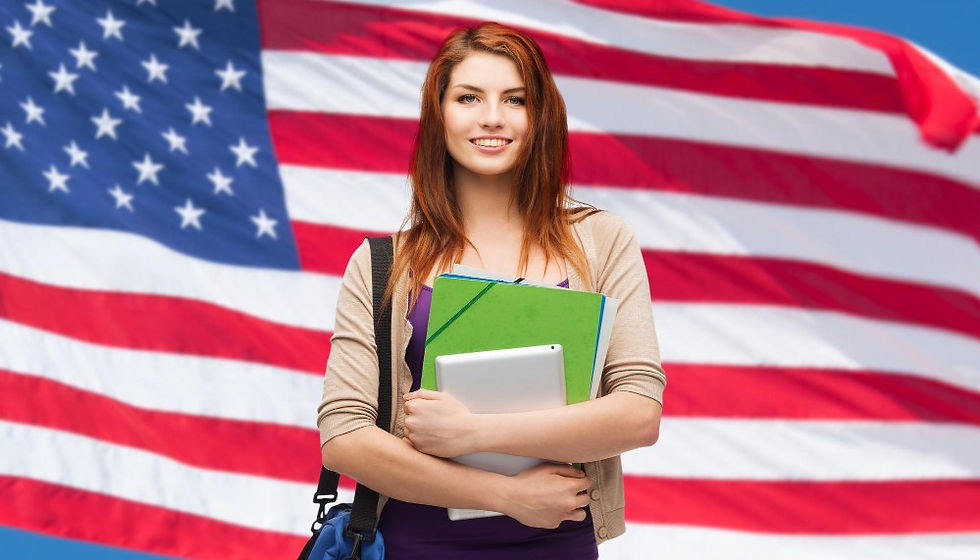 joven estudiante sosteniendo carpetas con bandera americana de fondo