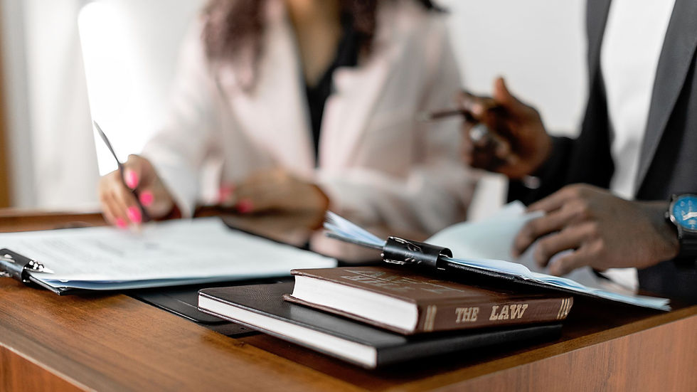 abogados analizando documentos legales
