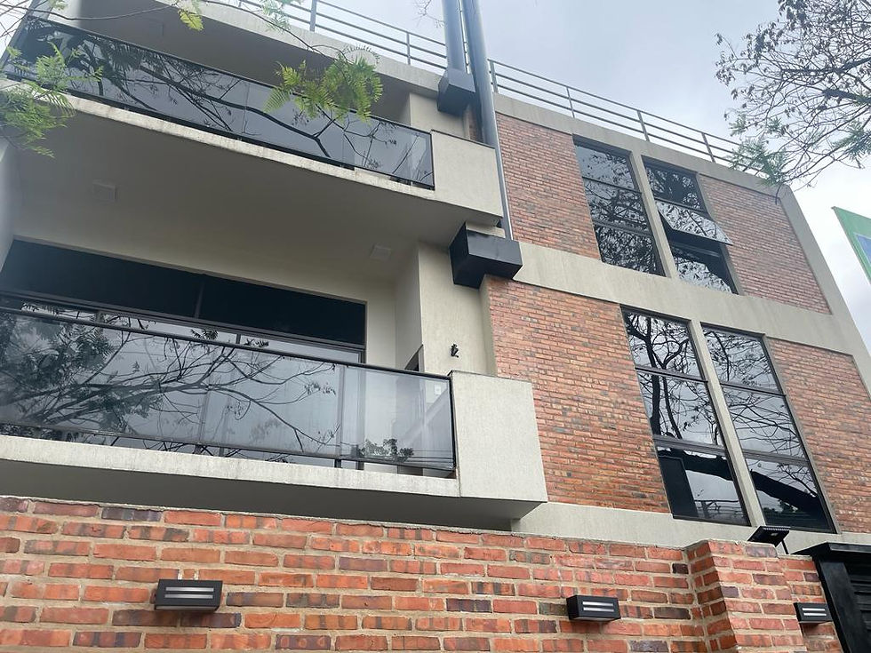 Amplios balcones y ventanales