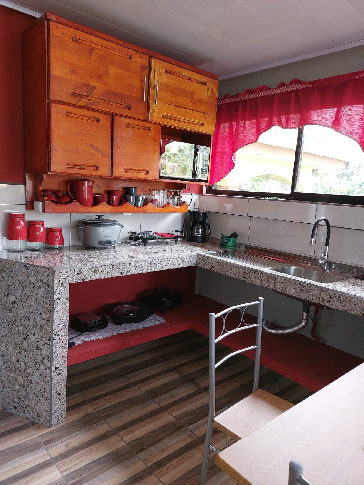 Beautiful 2BD/1BA Apartment Just Steps from Restaurants and Groceries 