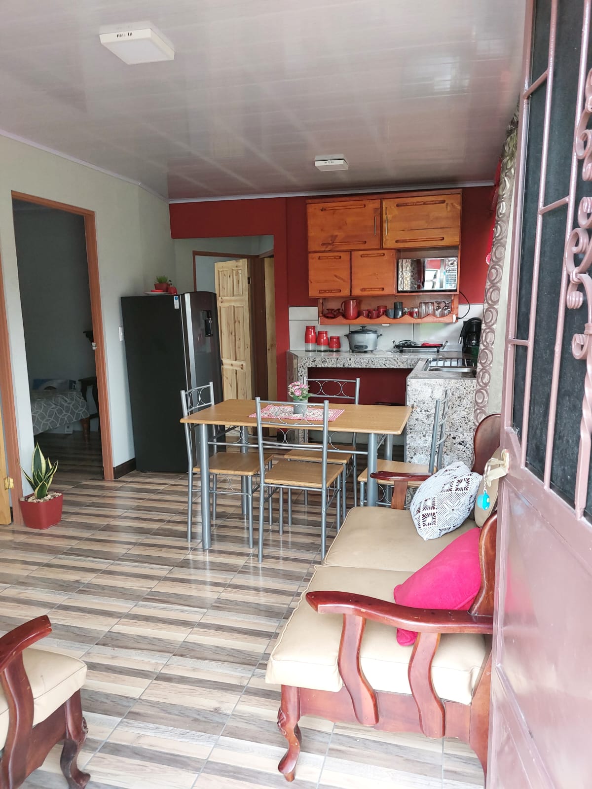 Beautiful 2BD/1BA Apartment Just Steps from Restaurants and Groceries 