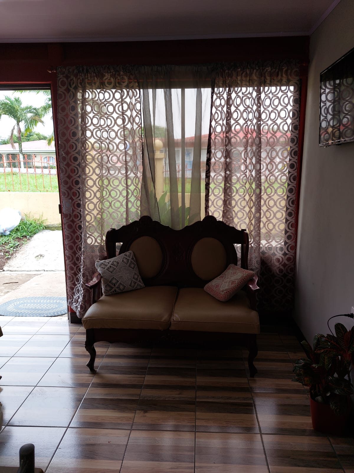 Beautiful 2BD/1BA Apartment Just Steps from Restaurants and Groceries 