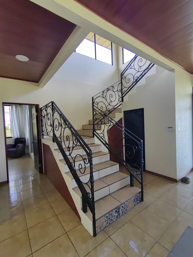 Gorgeous, 2 Story - 3 BD/2.5 BA Lake, Volcano and Mountain View House 