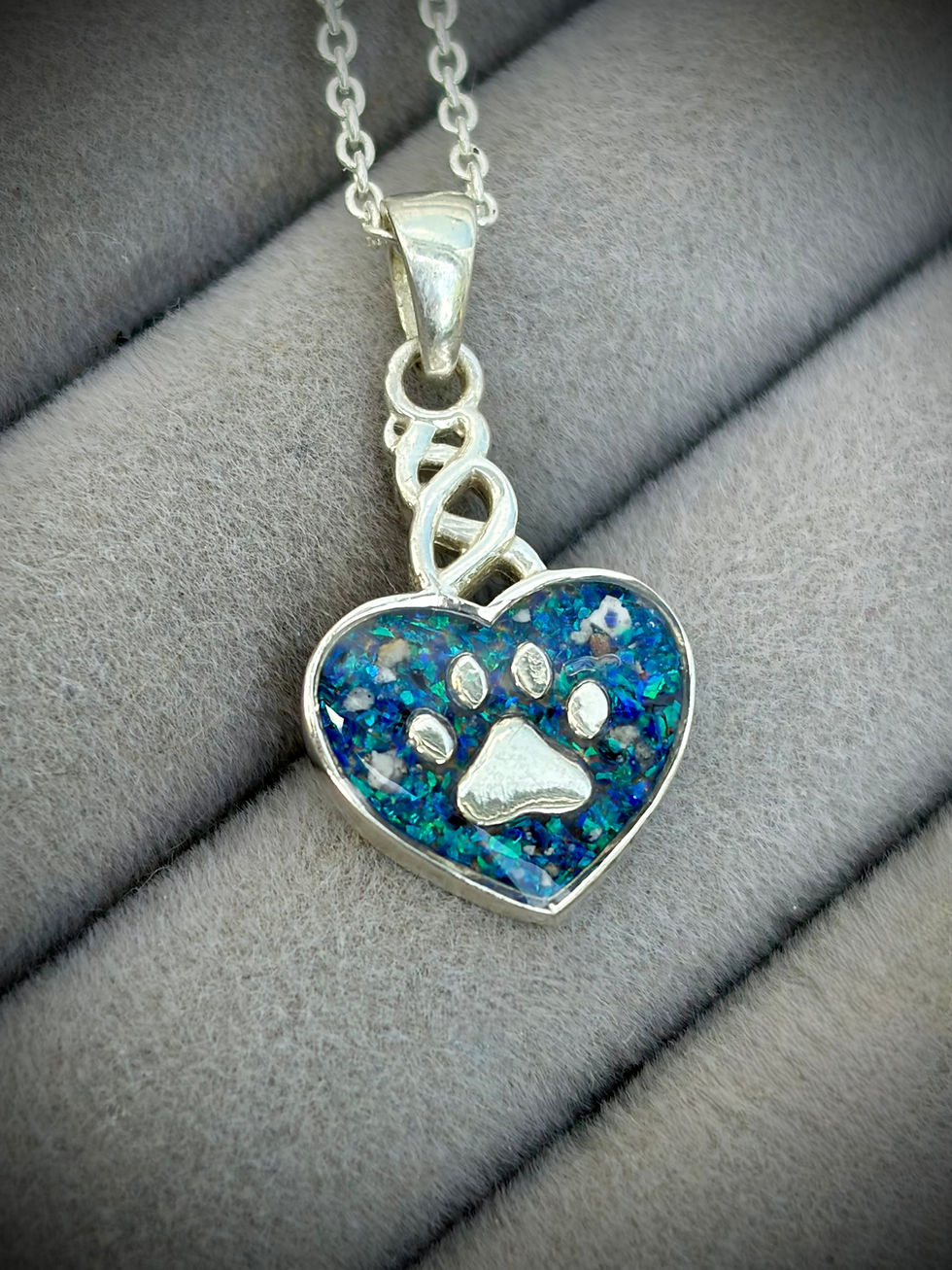 Thumbnail: Calon Pawen Memorial Pendant for Ashes or Fur 