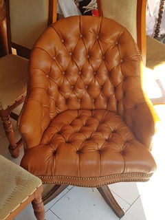 Restauration de fauteuil cuir Tapissier