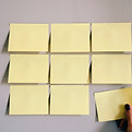 post-it amarelo na parede organizado