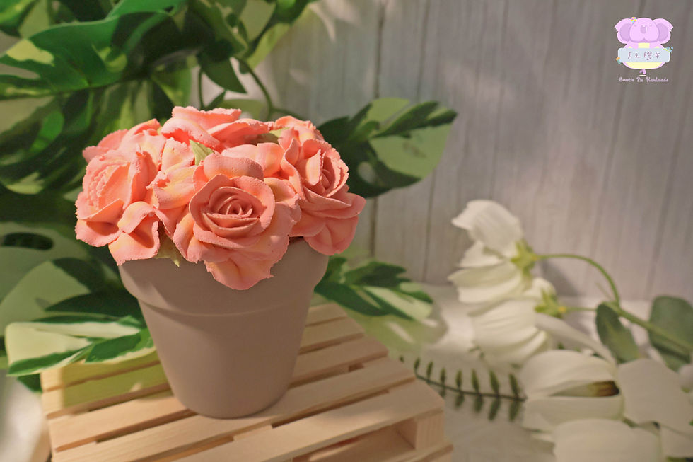 縮圖：奶油黏土玫瑰擴香盆栽，浪漫手工擠花設計 | Cream clay rose diffuser pot, handcrafted and elegant.