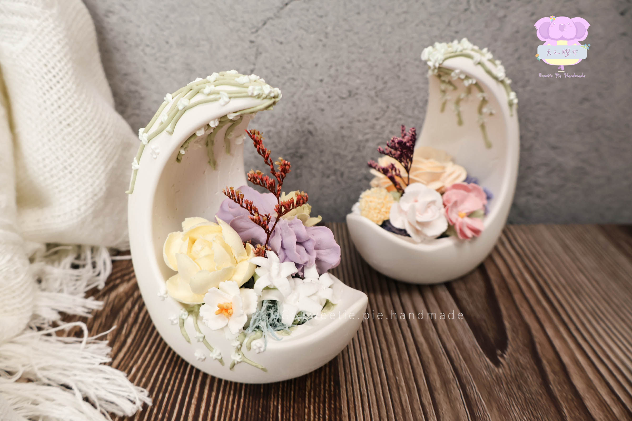 月亮石膏居家擺飾，奶油黏土花，紫羅蘭與茉莉花點綴，展現細膩工藝 | Gypsum crescent decor with cream clay violet and jasmine, accented with realistic dried