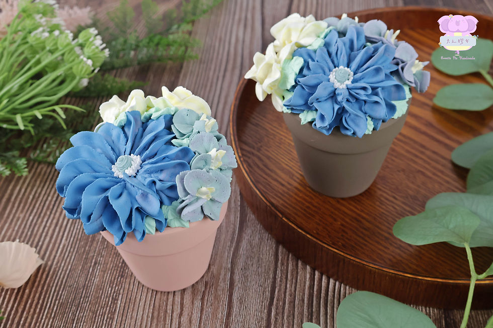 奶油黏土花盆栽,點綴深藍色非洲菊與梔子花,手工製作 | Cream clay floral potted decor with deep blue gerbera and gardenia, handcrafted with care.