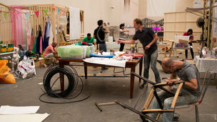 Convirtiendo sillas rotas en productos nuevos 