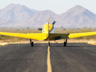 Kleines Flugzeug auf einem Rollweg