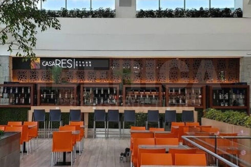 CasaRES Steak House blends contemporary design with natural materials like wood and stone, creating a warm and elegant dining atmosphere. Every detail, from the lattice screen framing the bar to the large windows letting in natural light, showcases IBERICA Construction’s excellence in high-quality construction.