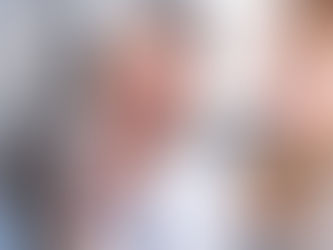 Paciente fazendo perguntas antes de exame de imagem para profissional de saúde em clínica