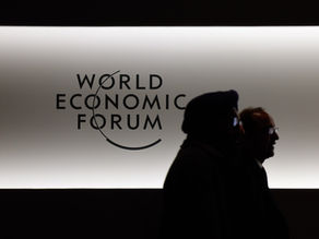 logo do forum mundial de economia e dois homens andando