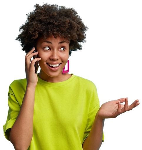 retrato-de-mulher-afro-americana-alegre-etnica-passa-o-tempo-livre-em-casa-fofocando-segur