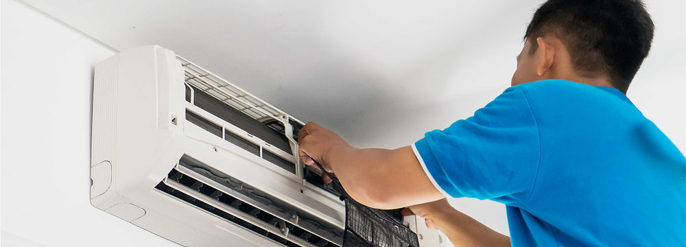 homem instalador de ar condicionado coloca os filtros de polem