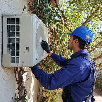 Técnico de ar condicionado inspecionando a unidade externa de climatização.