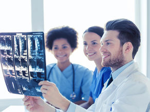 médico explicando diferença entre tomografia ressonância e raio x para paciente clínica de radiologia moderna saúde azul