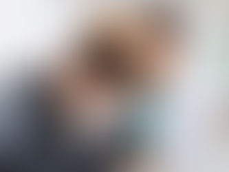 Médico explicando alteração em exame de imagem para paciente em consulta