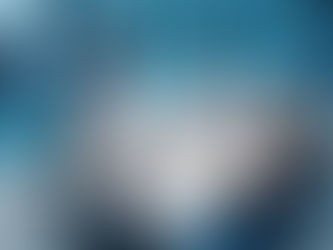 Equipe multiprofissional apoiando paciente com câncer em consulta e planejamento de cuidado