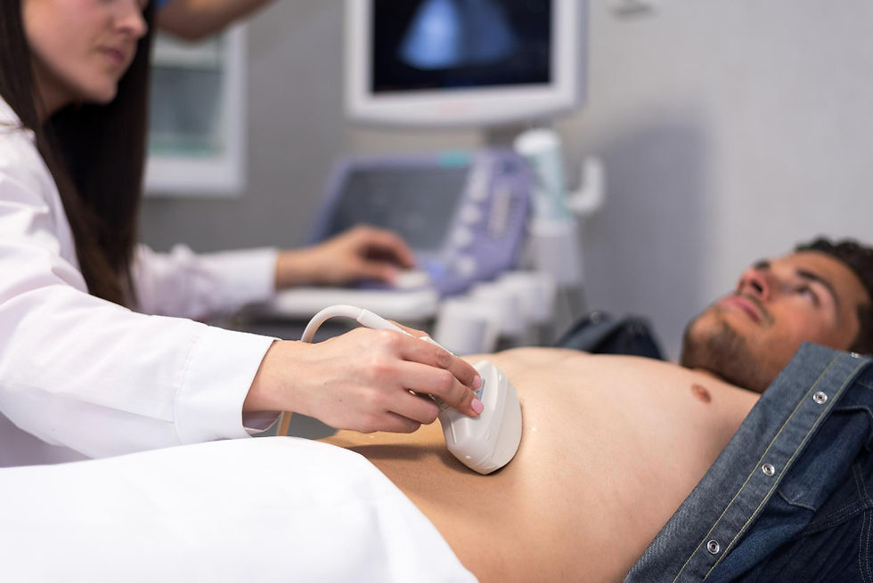 médico explicando gordura no fígado para paciente clínica moderna azul saúde metabólica ultrassom fígado