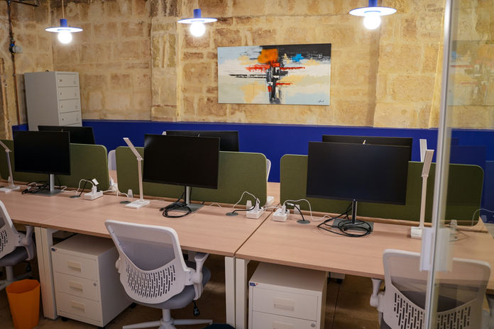 Espace de coworking Hortus à Montpellier, open space flexible et lumineux avec vue sur cour, idéal pour travailler