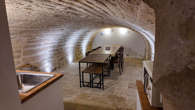 Espace détente U12 coworking à Montpellier avec zones relax, bien-être, cuisine partagée et cour végétalisée