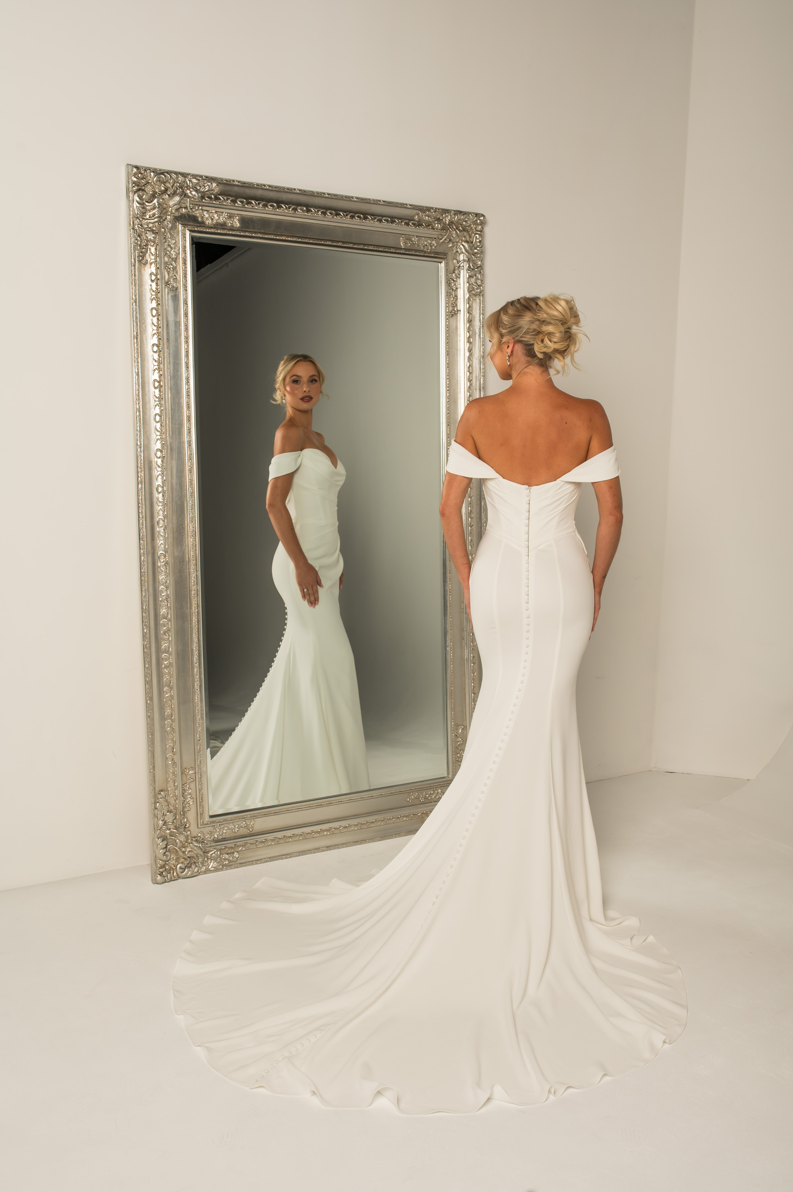 Crepe gown with fitted silhouette and buttons down the train