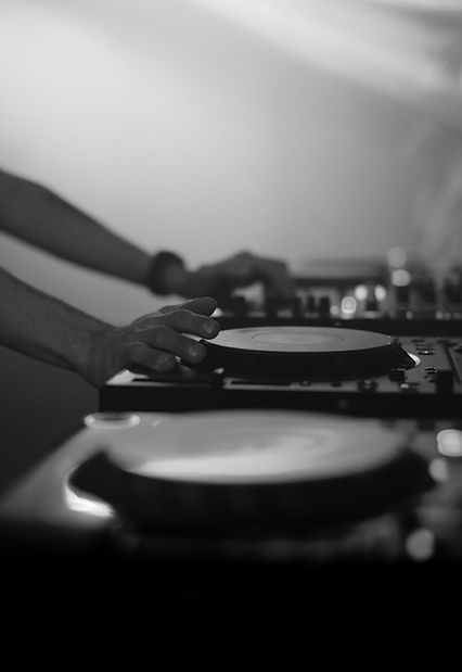 jorik-kleen-iKuT7niw8vE-unsplash_edited.jpg