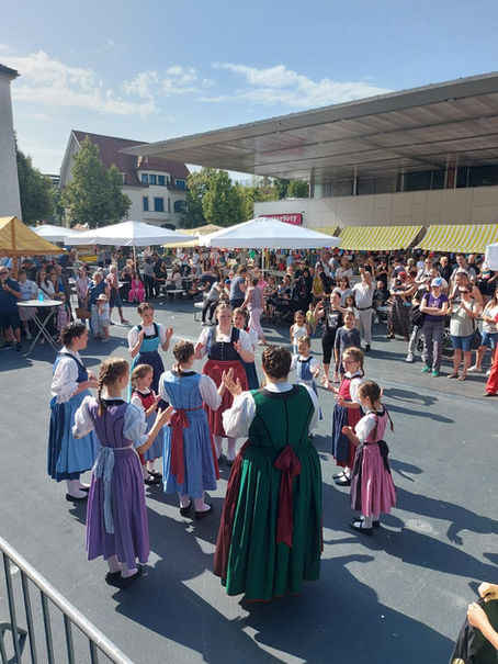 Markt der Kulturen: Schuhplattler, Kinder- und Jugendgruppe begeisterten