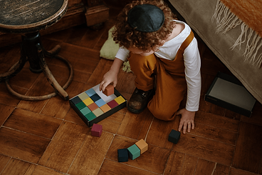 kid-plays-blocks.png