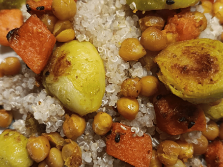 Recette de quinoa aux légumes d'hiver rôtis et fruits secs