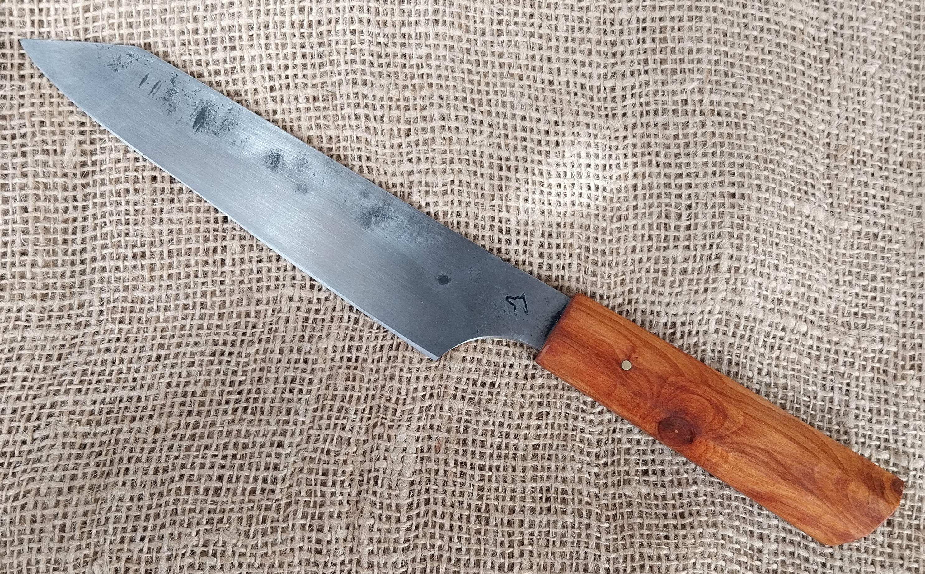 Couteau de cuisine XC75 et prunier