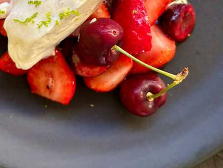 BBQ AARDBEIEN/KERSEN DESSERT MET KARDEMOMROOM