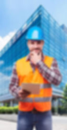 קבלן בניין מחייך