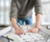 אדריכל בעבודה