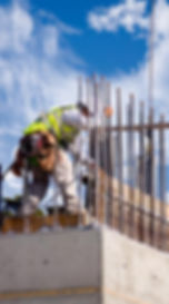 פועל בניין בזמן עבודה