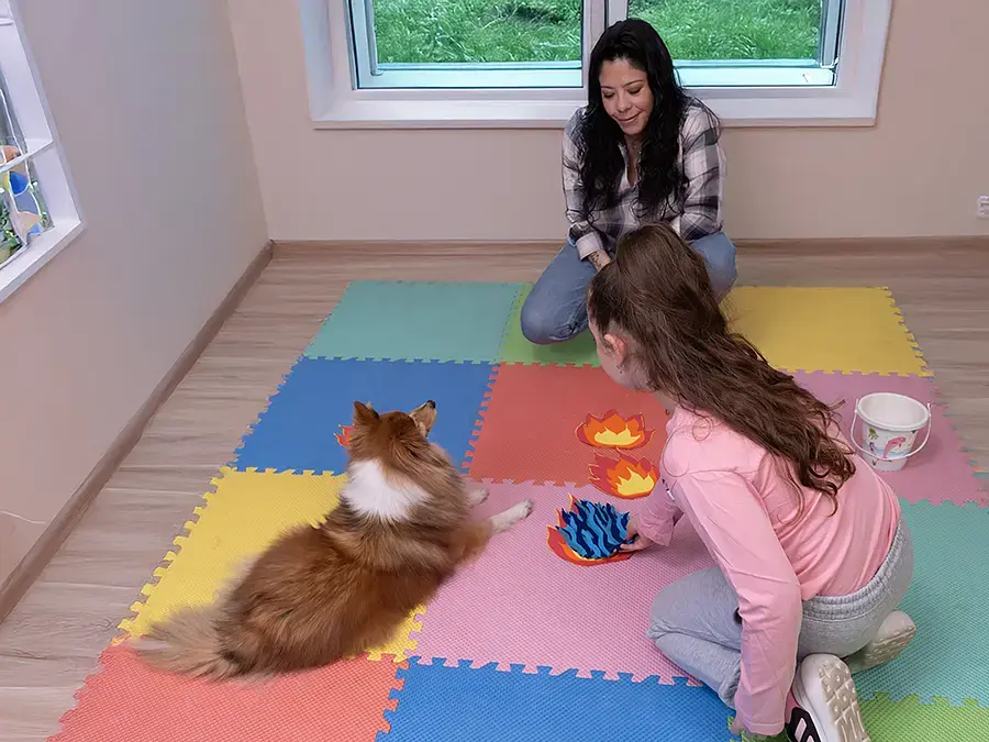 כלבנות טיפולית לילדה עם צרכים מיוחדים