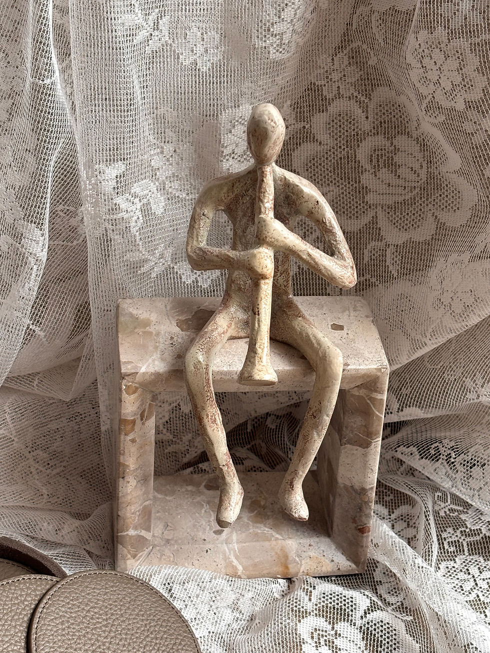 Thumbnail: Beeldje “Aleria” beige marmer (verkrijgbaar in 3 varianten)