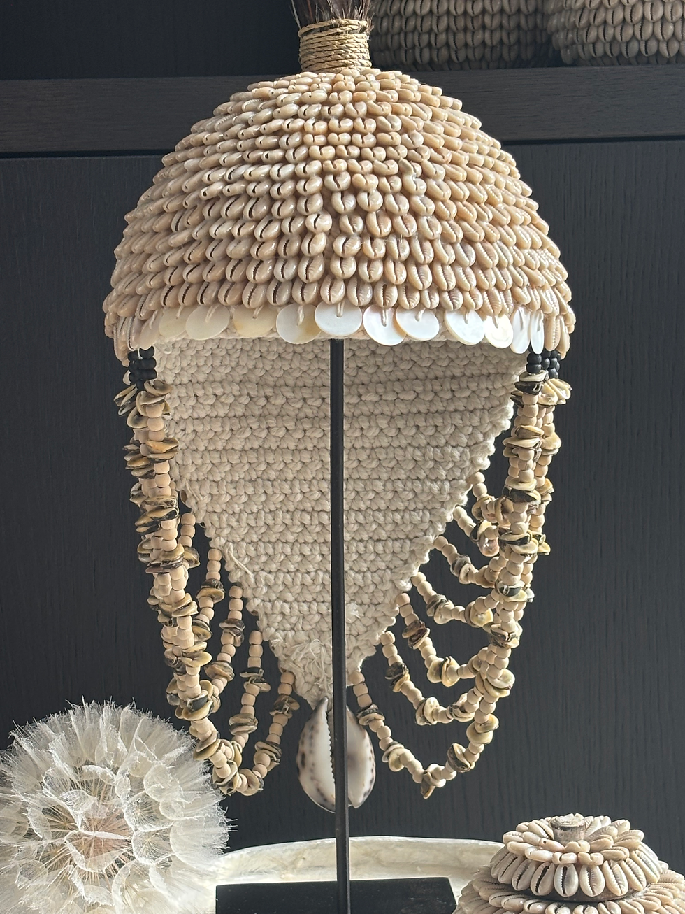 Thumbnail: Luxe schelpen tooi op voet “Cleo” beige/creme (55 x 20 cm)