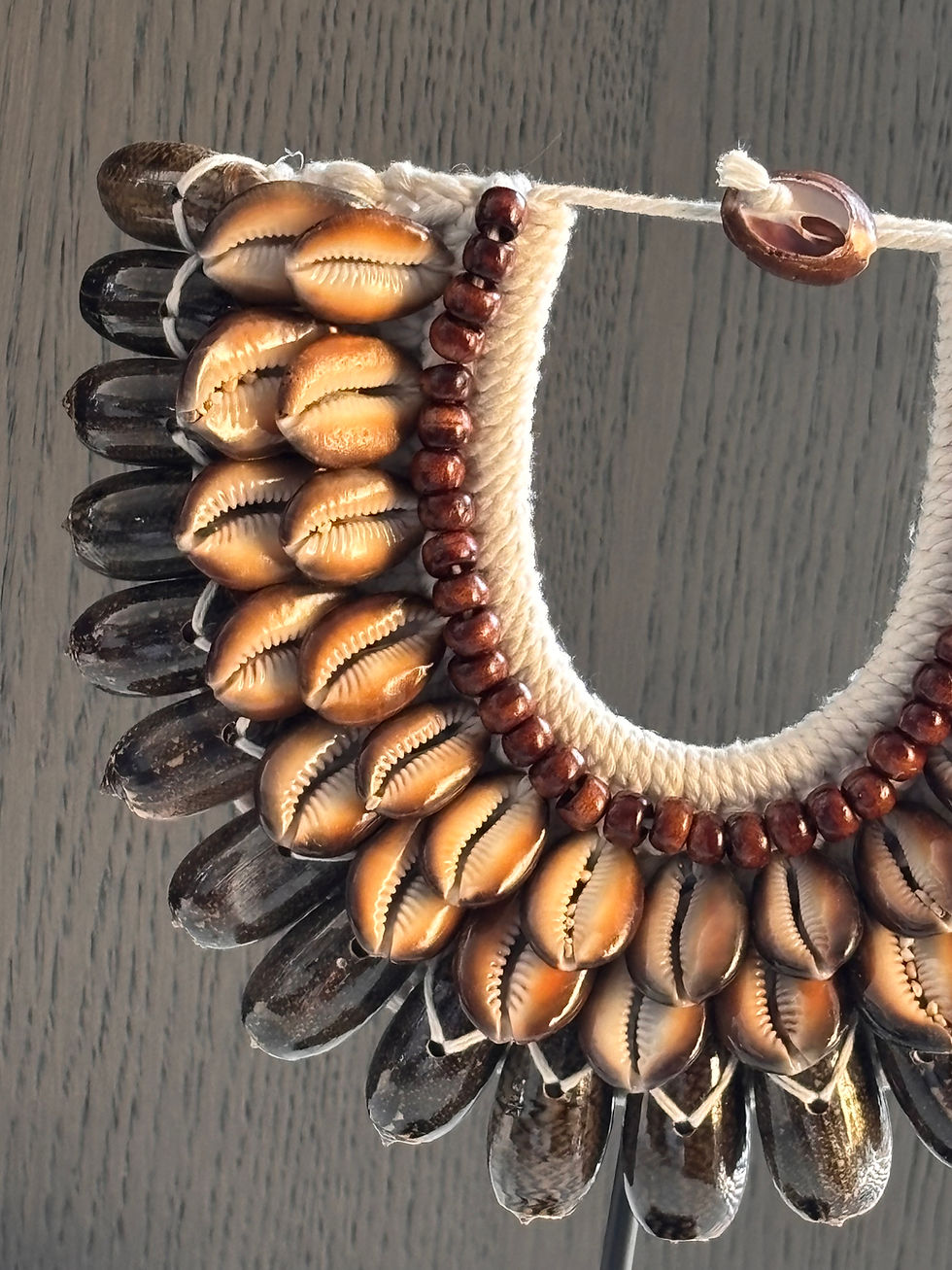 Thumbnail: Luxe kleine schelpenketting Tanoa op voet - bruin (28 x 20 cm)