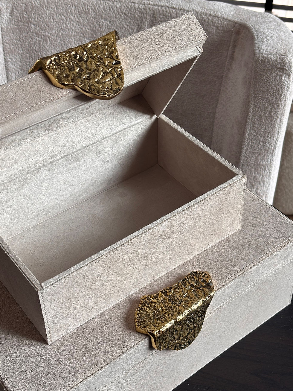 Thumbnail: Luxe Opbergboxen Hazael – Beige Suède (Set van 2) – PTMD