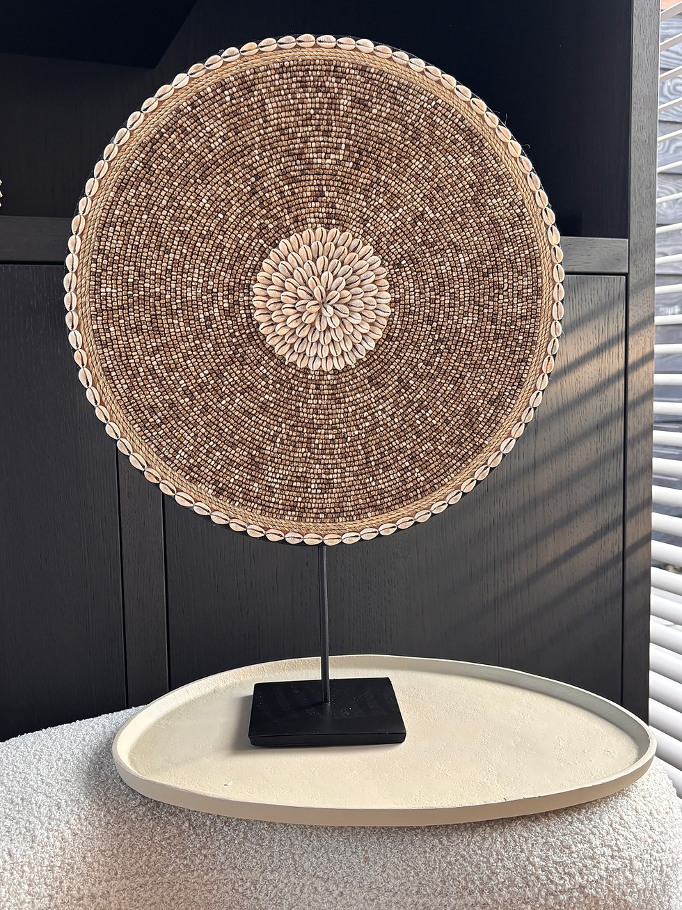 Thumbnail: Luxe schelpen decor op voet beige “Calista” (verkrijgbaar in 3 afmetingen)