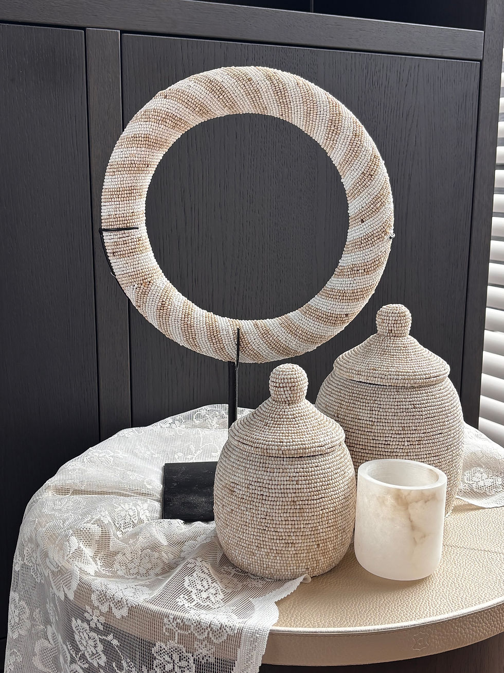 Thumbnail: Luxe kralen ring “Sami” op voet beige/wit (verkrijgbaar in 3 afmetingen)