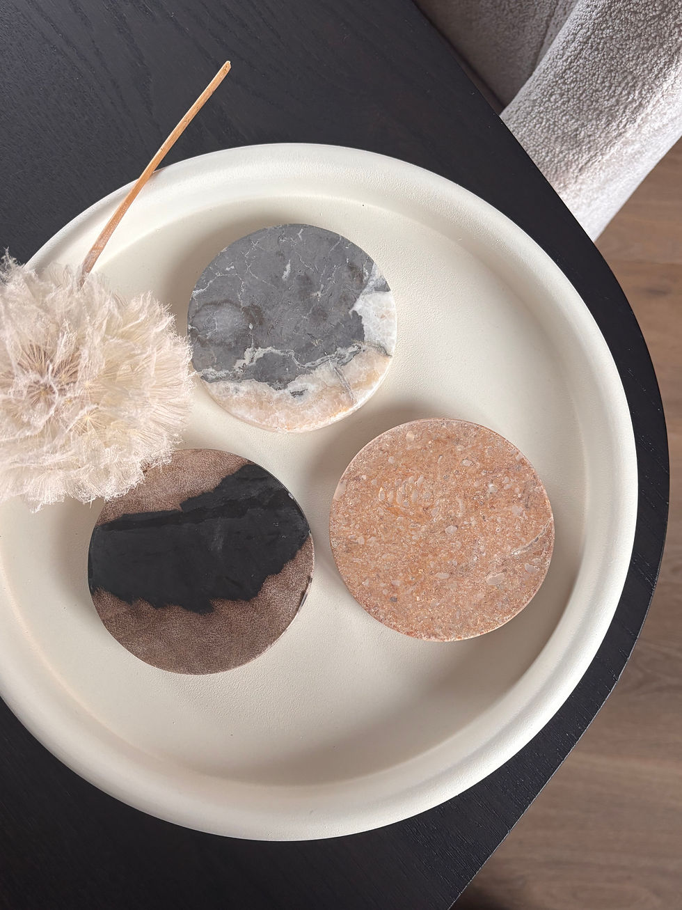 Thumbnail: PTMD Jaidan Onderzetters (set van 3) mix travertine, onyx & petrified wood