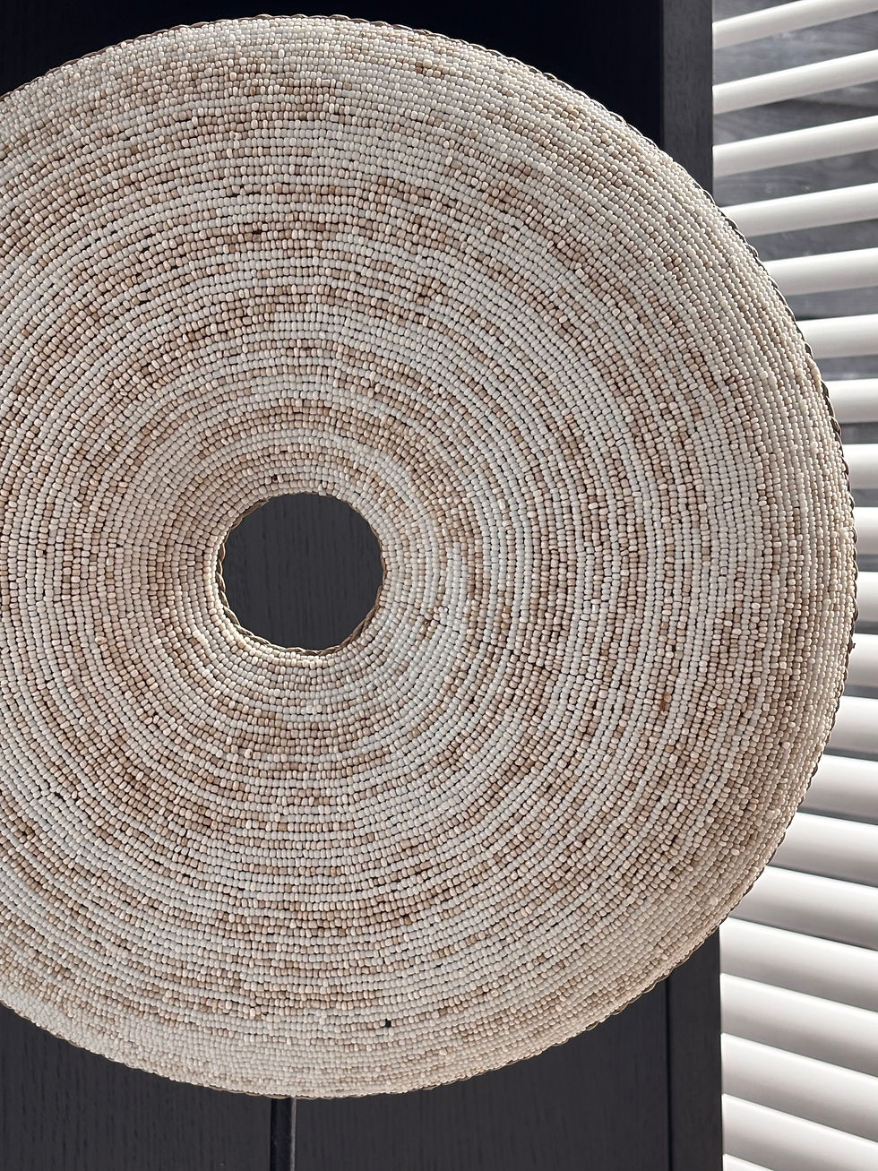 Thumbnail: Luxe kralen donut ring “Musa” op voet beige/wit XL